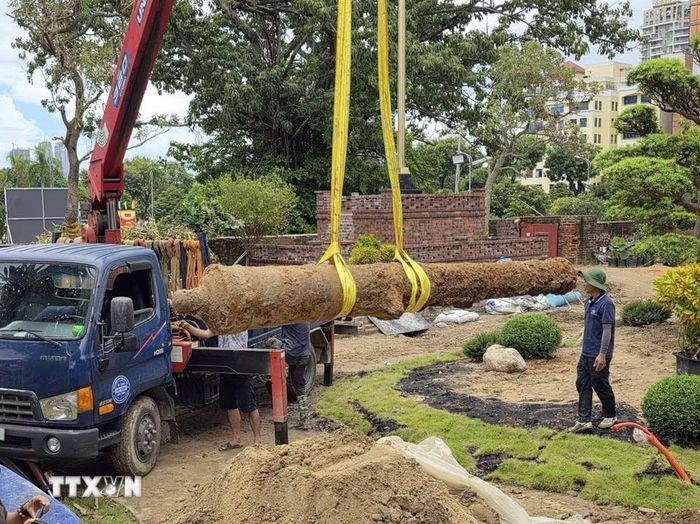 Xe cẩu nâng Súng thần công đưa lên mặt đất vào trưa 21/10. (Ảnh: Trần Lê Lâm/TTXVN)