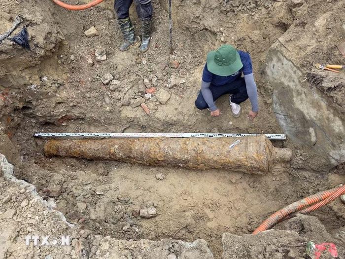Súng thần công dài 2,95 m nằm sâu dưới mặt đất vừa được phát lộ. (Ảnh: Trần Lê Lâm/TTXVN)