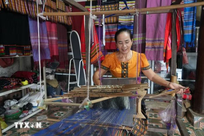 Ở bản Xiềng, xã Môn Sơn, những khung cửi truyền thống đang góp phần lưu giữ nét văn hóa đặc sắc của đồng bào Thái, đồng thời trở thành điểm nhấn trong hành trình khám phá du lịch cộng đồng. (Ảnh: Bích Huệ/TTXVN)