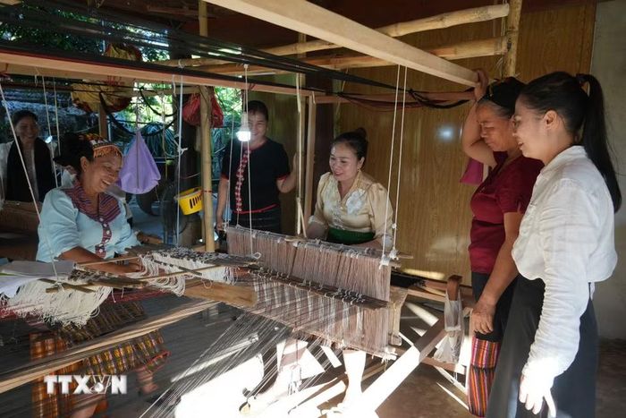 Tại nhiều bản làng miền Tây Nghệ An, nghề dệt thổ cẩm được gìn giữ qua nhiều thế hệ, tạo nên những sản phẩm mang nét đặc trưng của người Thái. (Ảnh: Bích Huệ/ TTXVN)