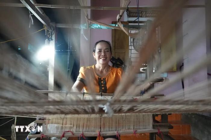 Nghệ nhân Hà Thị Hằng, Chủ nhiệm Làng nghề dệt thổ cẩm bản Xiềng, xã Môn Sơn, cho biết việc đa dạng hóa sản phẩm giúp thổ cẩm có thêm cơ hội tiếp cận du khách. (Ảnh: Bích Huệ/TTXVN)