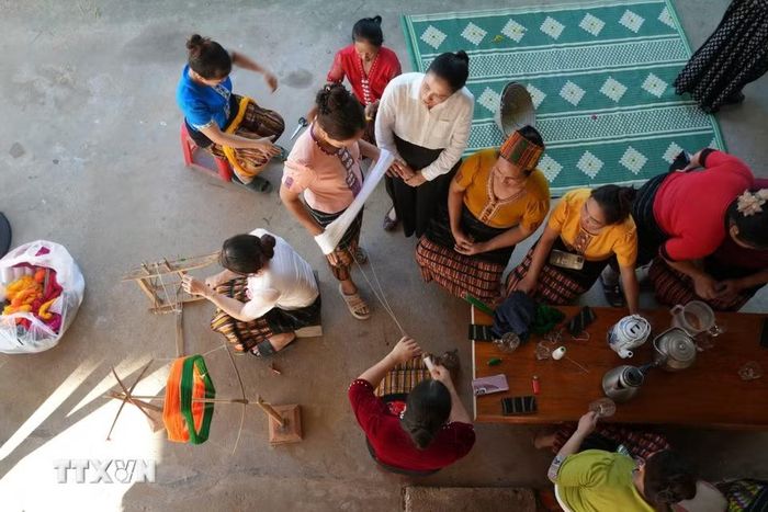 Gắn với bảo tồn nghề dệt thổ cẩm, bản Bãi Gạo, xã Châu Khê, hướng tới đưa sản phẩm thủ công truyền thống trở thành một phần trong hoạt động du lịch cộng đồng. (Ảnh: Bích Huệ/TTXVN)