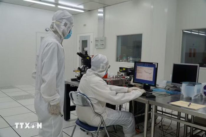 Hoạt động nghiên cứu tại Phòng thí nghiệm công nghệ bán dẫn Trung tâm Nghiên cứu triển khai Khu Công nghệ cao Thành phố Hồ Chí Minh. (Ảnh: Thu Hoài/TTXVN)