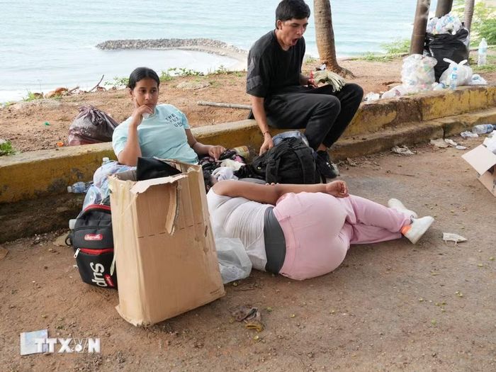 Người thân chờ đợi tin tức của người thân bị mất tích bên bờ biển khu vực La Playa, bang La Guaira, Venezuela. (Ảnh: Phi Hùng/TTXVN)