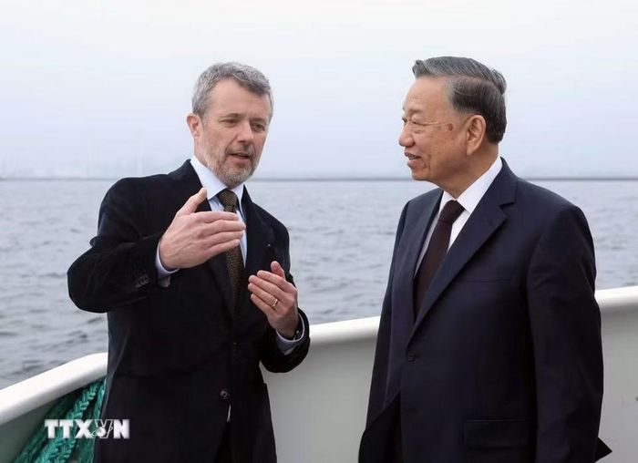 Nhà Vua Đan Mạch Frederik X giới thiệu với Tổng Bí thư, Chủ tịch nước Tô Lâm về dự án đảo nhân tạo Lynetteholm trong hành trình trên tàu ra thăm đảo. (Ảnh: Thống Nhất/TTXVN)