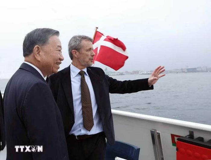 Nhà Vua Đan Mạch Frederik X giới thiệu với Tổng Bí thư, Chủ tịch nước Tô Lâm về dự án đảo nhân tạo Lynetteholm trong hành trình trên tàu ra thăm đảo. (Ảnh: Thống Nhất/TTXVN)