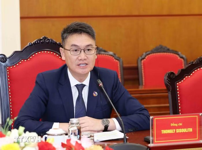 Đồng chí Thongly Sisoulith, Ủy viên Trung ương Đảng, Bí thư Trung ương Đoàn Thanh niên Nhân dân Cách mạng Lào phát biểu tại buổi tiếp. (Ảnh: Phương Hoa/TTXVN)