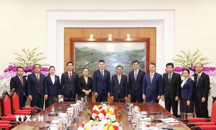 Thường trực Ban Bí thư Trần Cẩm Tú cùng các đồng chí dự buổi tiếp. (Ảnh: Phương Hoa/ TTXVN)