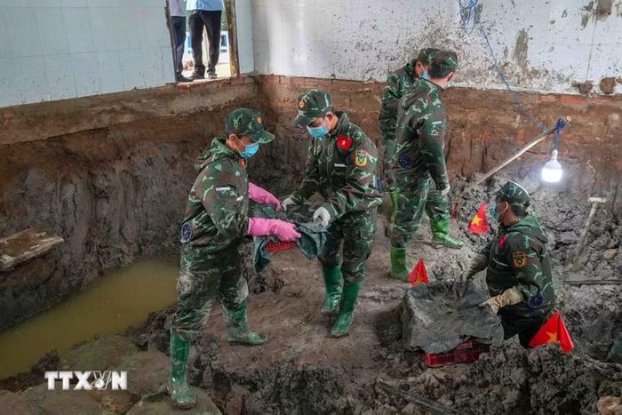 Đội tìm kiếm, quy tập hài cốt liệt sỹ lâm thời của thành phố Cần Thơ làm nhiệm vụ tìm kiếm hài cốt liệt sỹ tại xã Thới Lai. (Ảnh: Thanh Liêm/TTXVN)