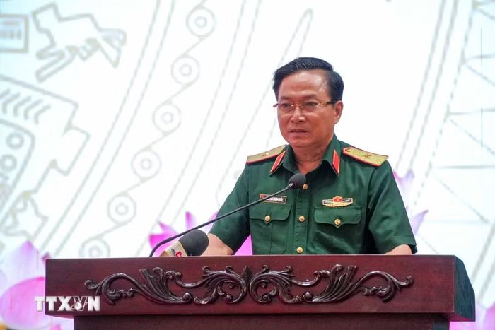 Thiếu tướng Nguyễn Minh Triều, Phó Tư lệnh Quân khu 9, phát biểu tại Hội nghị. (Ảnh: Thanh Liêm/TTXVN)