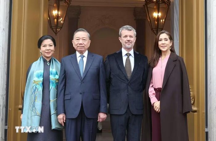 Tổng Bí thư, Chủ tịch nước Tô Lâm và Phu nhân Ngô Phương Ly cùng Nhà Vua Đan Mạch Frederik X và Hoàng hậu Mary chụp ảnh chung tại Lễ tiễn. (Ảnh: Thống Nhất/TTXVN)