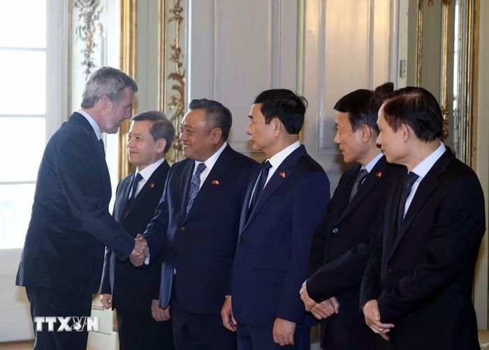 Nhà Vua Đan Mạch Frederik X chia tay các thành viên đoàn cấp cao Việt Nam. (Ảnh: Thống Nhất/TTXVN)