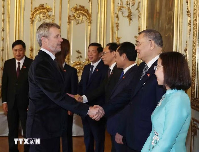 Nhà Vua Đan Mạch Frederik X và Hoàng hậu Mary chia tay đoàn cấp cao Việt Nam. (Ảnh: Thống Nhất/TTXVN)