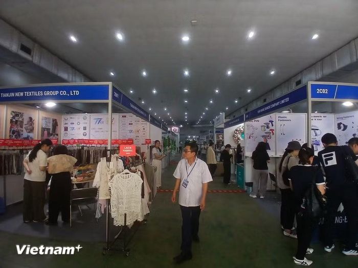 Triển lãm Quốc tế HanoiTex-HanoiFabric 2026 thu hút đông đảo doanh nghiệp, chuyên gia và khách tham quan. (Ảnh: Đức Hiếu/Vietnam+)
