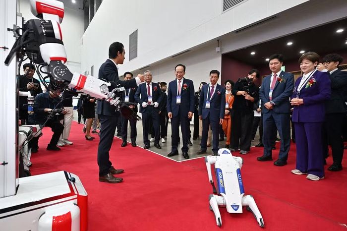Các đại biểu dự lễ khai mạc FIX 2026, gồm Thị trưởng Daegu Choo Kyung-ho, thăm quan các khu vực triển lãm chính.