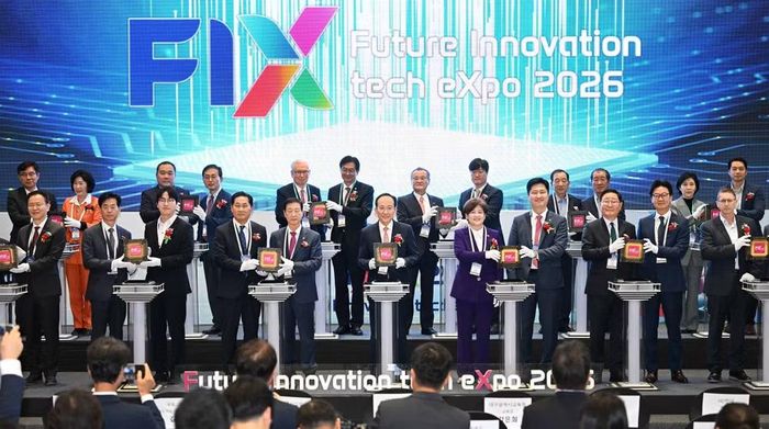 Các đại biểu chụp ảnh lưu niệm trong lễ khai mạc FIX 2026.