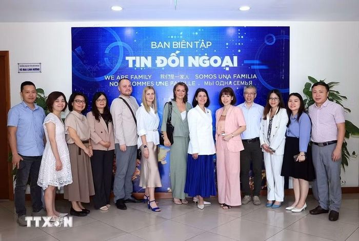 Đoàn phóng viên Hãng thông tấn TASS (Liên bang Nga) chụp ảnh chung cùng cán bộ, phóng viên Ban Biên tập tin Đối ngoại. (Ảnh: Tuấn Anh/TTXVN)