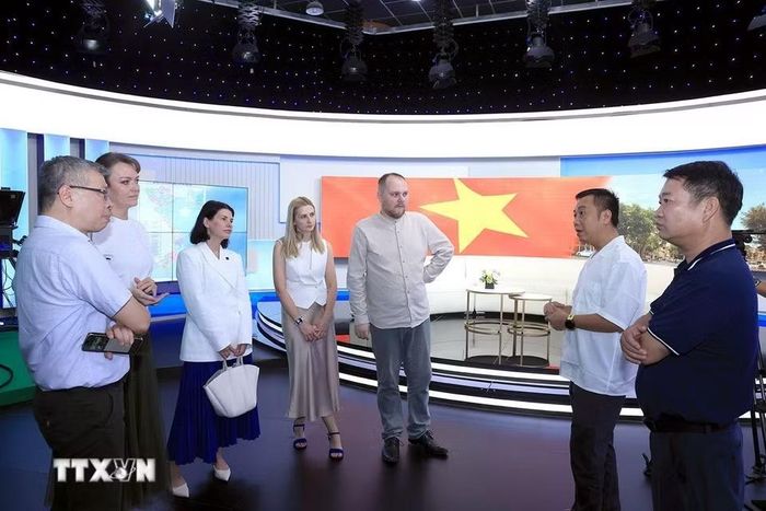 Đoàn phóng viên Hãng thông tấn TASS (Liên bang Nga) trao đổi nghiệp vụ với lãnh đạo Trung tâm Nội dung số và Truyền thông. (Ảnh: Tuấn Anh/TTXVN)
