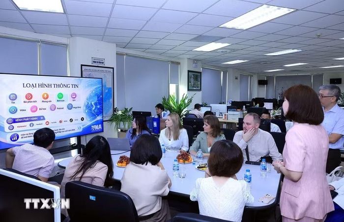 Đoàn phóng viên Hãng thông tấn TASS (Liên bang Nga) thăm và làm việc tại Ban Biên tập tin Đối ngoại. (Ảnh: Tuấn Anh/TTXVN)