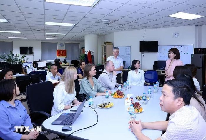 Đoàn phóng viên Hãng thông tấn TASS (Liên bang Nga) thăm và làm việc tại Ban Biên tập tin Đối ngoại. (Ảnh: Tuấn Anh/TTXVN)