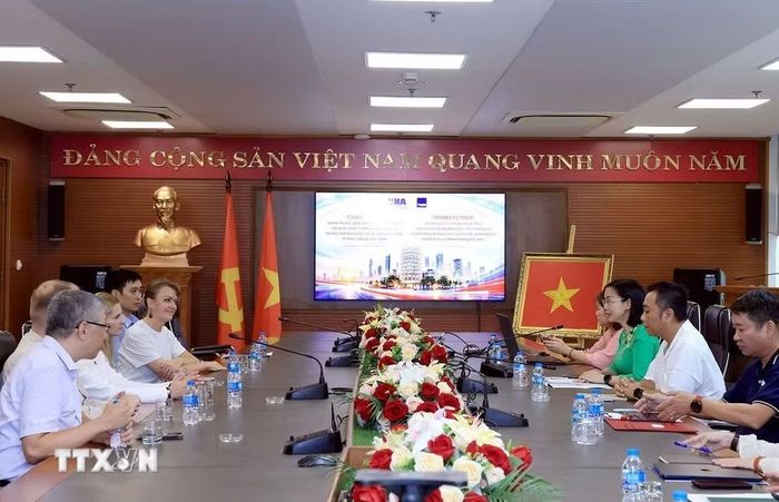 Đoàn phóng viên Hãng thông tấn TASS (Liên bang Nga) trao đổi nghiệp vụ với lãnh đạo Trung tâm Nội dung số và Truyền thông. (Ảnh: Tuấn Anh/TTXVN)