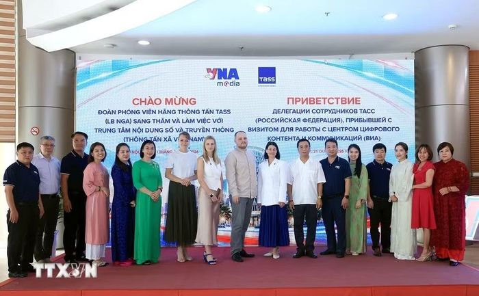 Đoàn phóng viên Hãng thông tấn TASS (Liên bang Nga) chụp ảnh chung cùng cán bộ, phóng viên Trung tâm Nội dung số và Truyền thông. (Ảnh: Tuấn Anh/TTXVN)