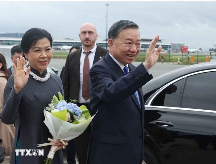Tổng Bí thư, Chủ tịch nước Tô Lâm và Phu nhân Ngô Phương Ly đến thủ đô Brussels, bắt đầu thăm chính thức EU và Bỉ. (Ảnh: Thống Nhất/TTXVN)