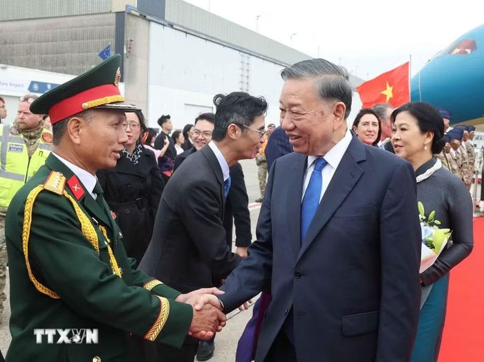 Cán bộ, nhân viên Đại sứ quán và cộng đồng người Việt Nam đón Tổng Bí thư, Chủ tịch nước Tô Lâm và Phu nhân Ngô Phương Ly tại Sân bay quân sự Melsbroek, Brussels. (Ảnh: Thống Nhất/TTXVN)