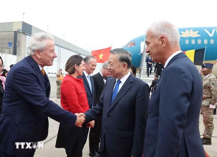 Tổng Bí thư, Chủ tịch nước Tô Lâm và Phu nhân Ngô Phương Ly đến thủ đô Brussels, bắt đầu thăm chính thức EU và Bỉ. (Ảnh: Thống Nhất/TTXVN) ​