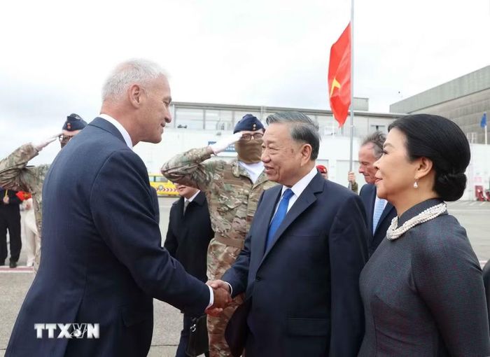 Tổng Bí thư, Chủ tịch nước Tô Lâm và Phu nhân Ngô Phương Ly đến thủ đô Brussels, bắt đầu thăm chính thức EU và Bỉ. (Ảnh: Thống Nhất/TTXVN)