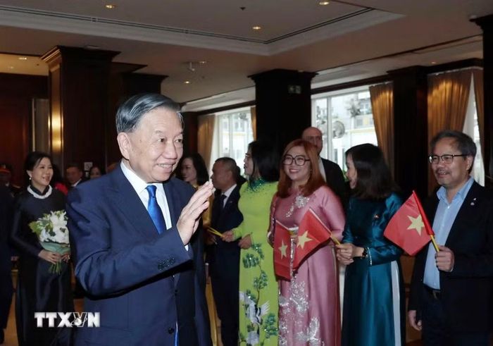 Kiều bào các nước trong khu vực đón Tổng Bí thư, Chủ tịch nước Tô Lâm và Phu nhân Ngô Phương Ly tại khách sạn. (Ảnh: Thống Nhất/TTXVN)