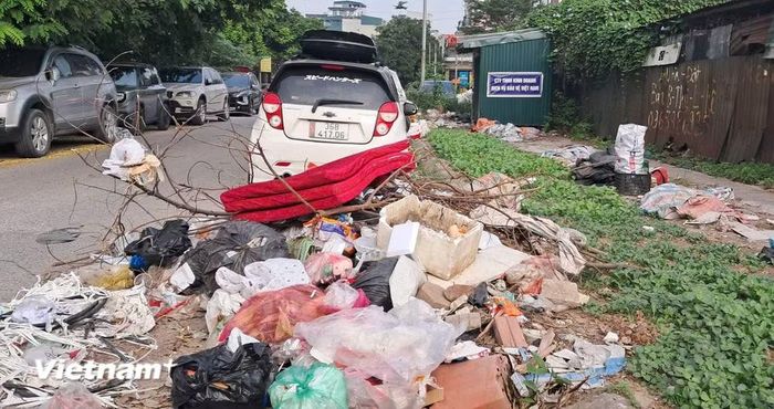 Rác thải chất thành đống lớn, tràn lan ven đường tại khu vực Khu đô thị mới Kim Văn - Kim Lũ, phường Định Công. (Ảnh: HV/Vietnam+)