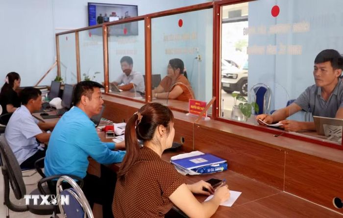 Cán bộ Trung tâm Phục vụ hành chính công xã Lao Chải (Tuyên Quang) hướng dẫn, giải quyết thủ tục hành chính cho người dân. (Ảnh: Đức Thọ/TTXVN)