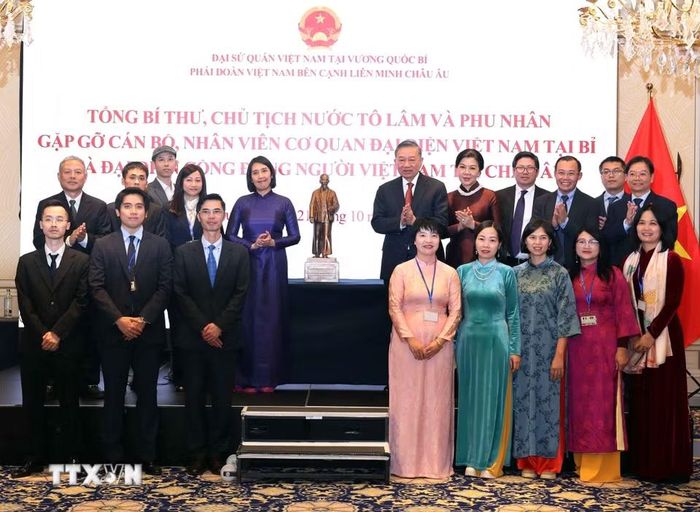 Tổng Bí thư, Chủ tịch nước Tô Lâm tặng bức tượng Chủ tịch Hồ Chí Minh cho Đại sứ quán Việt Nam tại Bỉ. (Ảnh: Thống Nhất/TTXVN)