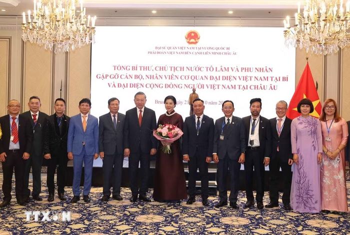 Tổng Bí thư, Chủ tịch nước Tô Lâm và Phu nhân Ngô Phương Ly chụp ảnh chung với đại diện cộng đồng người Việt Nam tại châu Âu. (Ảnh: Thống Nhất/TTXVN)