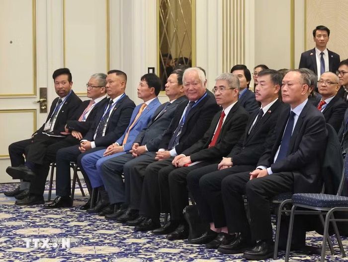 Đại diện cộng đồng người Việt Nam tại châu Âu tham dự cuộc gặp gỡ với Tổng Bí thư, Chủ tịch nước Tô Lâm và Phu nhân Ngô Phương Ly. (Ảnh: Thống Nhất/TTXVN)