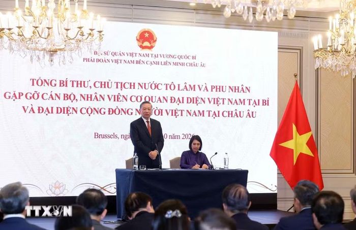 Tổng Bí thư, Chủ tịch nước Tô Lâm nói chuyện thân mật với cán bộ, nhân viên Đại sứ quán Việt Nam tại Bỉ và đại diện cộng đồng người Việt Nam tại châu Âu. (Ảnh: Thống Nhất/TTXVN)