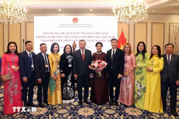 Tổng Bí thư, Chủ tịch nước Tô Lâm và Phu nhân Ngô Phương Ly chụp ảnh chung với đại diện cộng đồng người Việt Nam tại châu Âu. (Ảnh: Thống Nhất/TTXVN)
