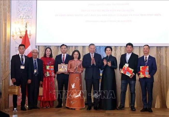 Tổng Bí thư , Chủ tịch nước Tô Lâm và Phu nhân Ngô Phương Ly tặng quà và sách Tiếng Việt cho cộng đồng người Việt Nam. Ảnh: Thống Nhất/TTXVN