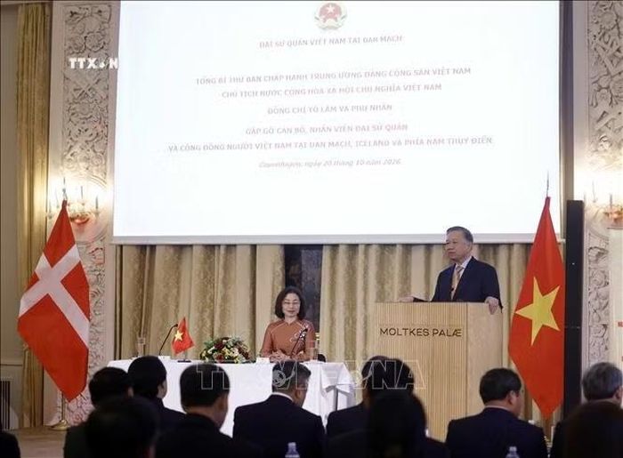 Tổng Bí thư, Chủ tịch nước Tô Lâm nói chuyện thân mật với cán bộ, nhân viên Đại sứ quán Việt Nam tại Đan Mạch và cộng đồng người Việt Nam tại Đan Mạch, Iceland và Nam Thuỵ Điển. Ảnh: Thống Nhất/TTXVN