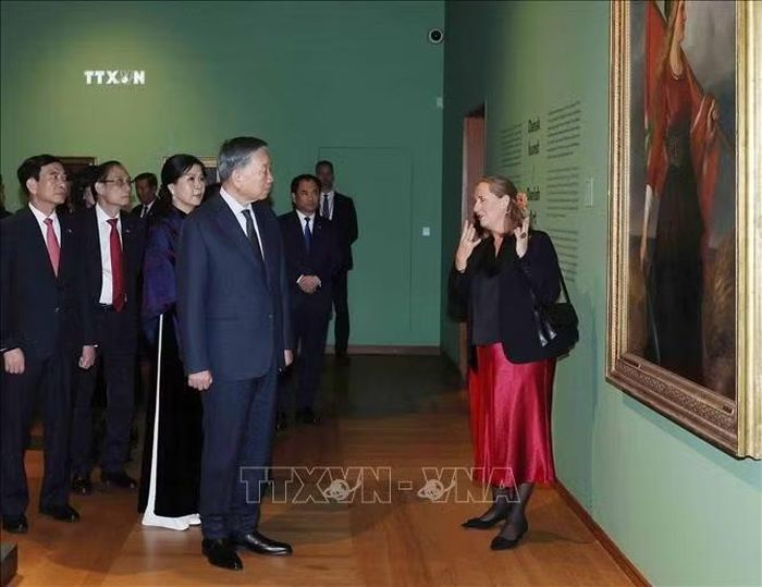 Tổng Bí thư, Chủ tịch nước Tô Lâm và Phu nhân Ngô Phương Ly tham quan Bảo tàng Glyptotek tại trung tâm thủ đô Copenhagen (Đan Mạch). Ảnh: Thống Nhất/TTXVN