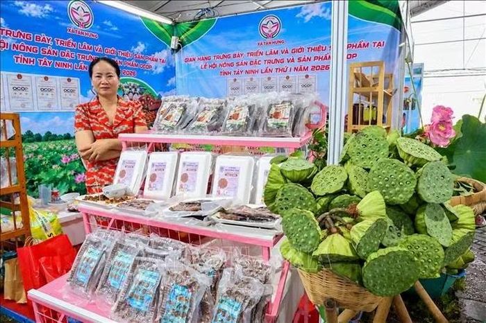 Những đặc sản dân dã vùng Đồng Tháp Mười được bày bán, giới thiệu đến người tiêu dùng.