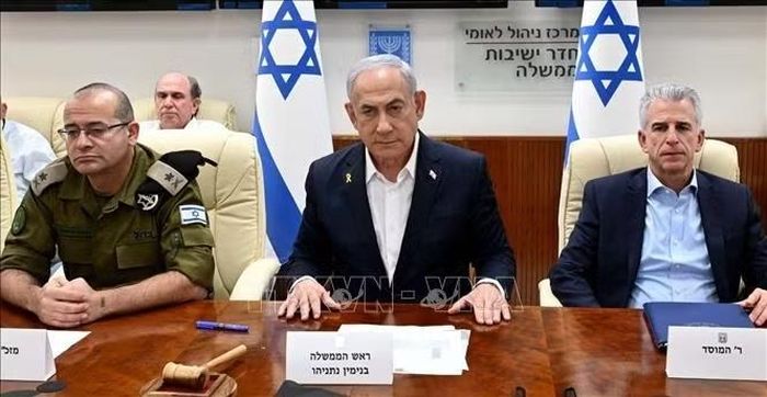 Thủ tướng Israel (giữa, phía trước) chủ trì cuộc họp nội các an ninh tại Jerusalem. Ảnh: THX/TTXVN