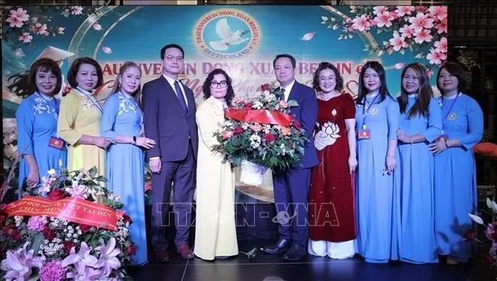 Ban chấp hành Hội Phụ nữ Đồng Xuân nhận hoa chúc mừng của Đại sứ quán Việt Nam. Ảnh: Thu Hằng/PV TTXVN tại Đức