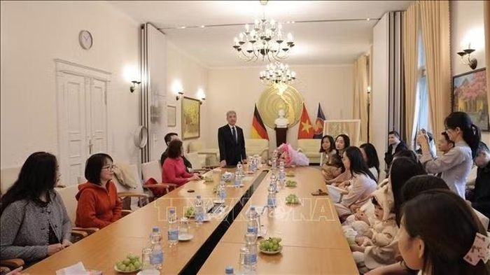 Đại sứ Nguyễn Đắc Thành chúc mừng các cán bộ nữ và phu nhân cán bộ Đại sứ quán Việt Nam. Ảnh: Thu Hằng/PV TTXVN tại Đức