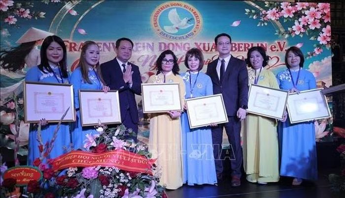 Các thành viên Ban chấp hành Hội Phụ nữ Đồng Xuân nhận tuyên dương của Đại sứ quán Việt Nam. Ảnh: Thu Hằng/PV TTXVN tại Đức