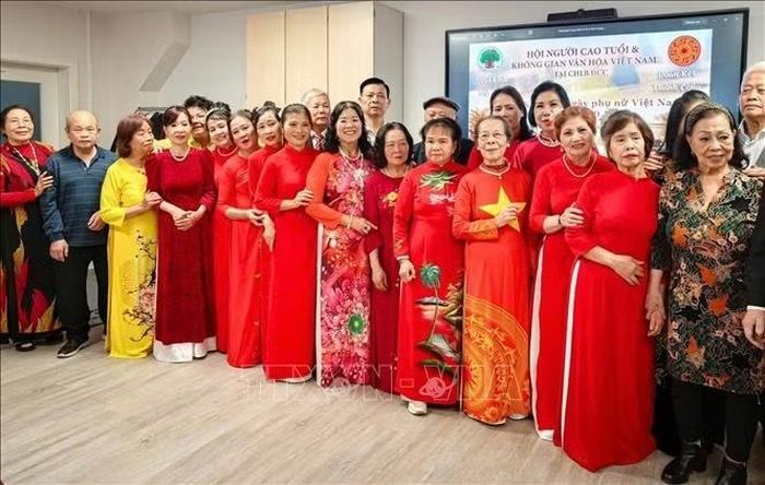 Một tiết mục văn nghệ của các thành viên Hội người cao tuổi Việt Nam tại Berlin. Ảnh: Thùy Linh/PV TTXVN tại Đức