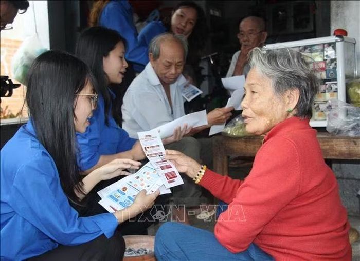 Thanh niên tuyên truyền kiến thức về công nghệ số đến từng hộ gia đình ở Khánh Hòa. Ảnh: Phan Sáu/TTXVN