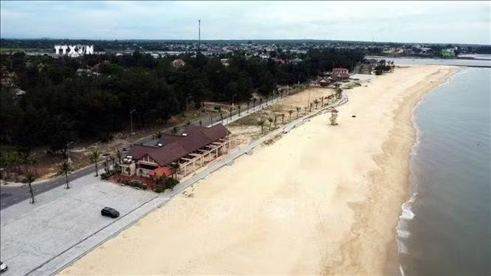 Khu vực bãi tắm cộng đồng Trung Giang, xã Bến Hải (Quảng Trị) vừa phê duyệt dự án hơn 18,1 tỷ đồng để khắc phục, gia cố 311m đường dạo và tuyến kè ven biển bị hư hỏng, sạt lở.
