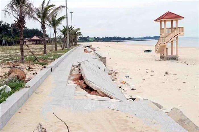 Một đoạn đường dạo tại bãi tắm cộng đồng Trung Giang, xã Bến Hải (Quảng Trị) bị sạt lở, sụt lún, nhiều mảng bê tông lát nền gãy vỡ, gây mất an toàn cho người dân và du khách.